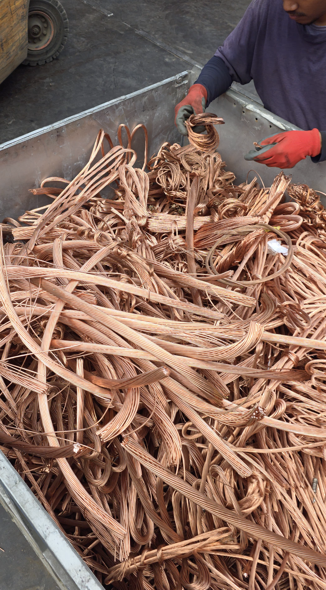 Cobre en contenedor de recolección — Recicladora de Cobre los Núñez